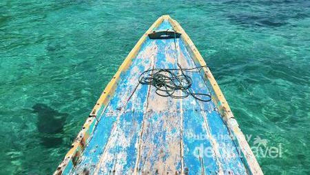 Duduk-duduk sambil menunggu sunset di Pulau Bokori.
